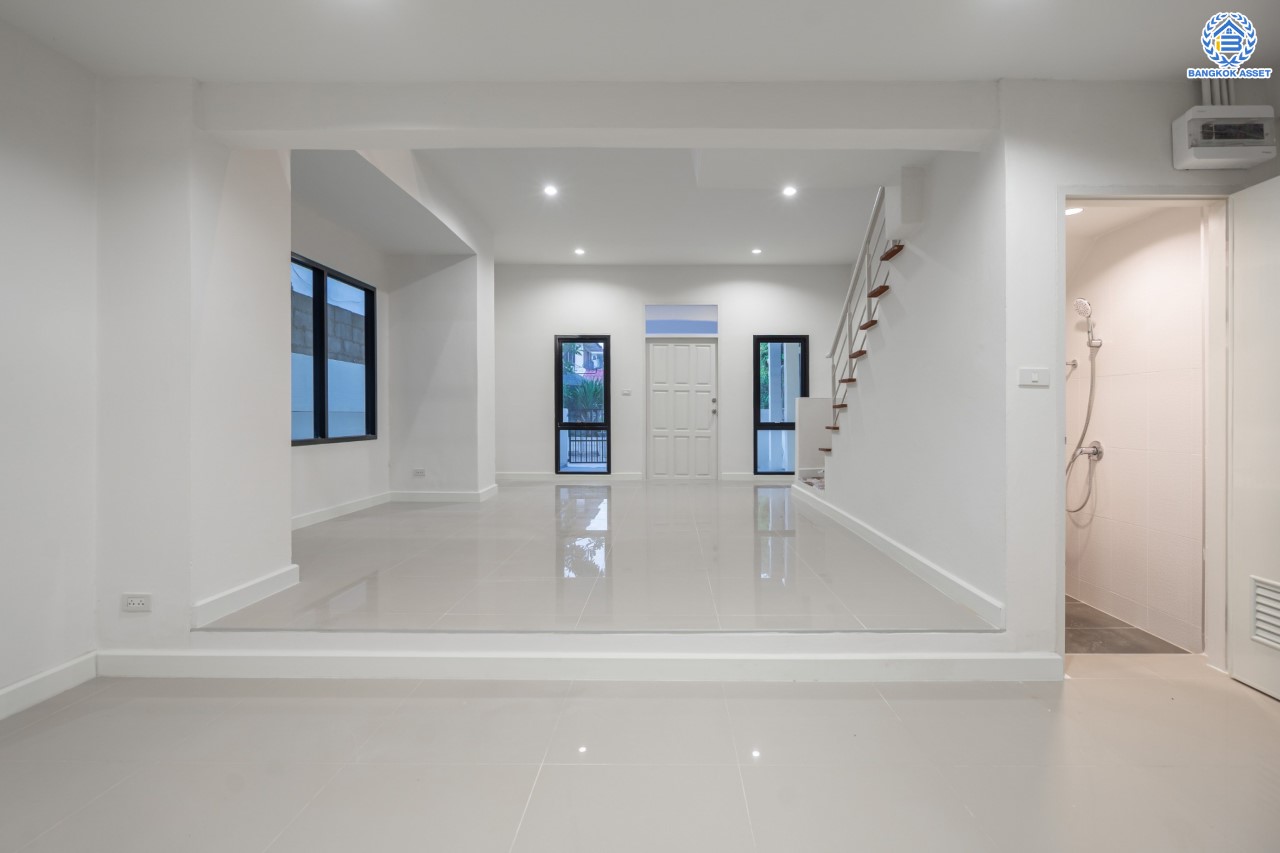 ทาวน์เฮ้าส์มือสองนนทบุรี ม.สรานนท์ ติวานนท์-ปากเกร็ด ทาวน์เฮ้าส์ 3ชั้นครึ่ง หลังมุม เนื้อที่ 26 ตร.ว. ฟังก์ชัน 4 ห้องนอน 3 ห้องน้ำ จอดรถได้ 1 คัน พร้อม Living Room กว้างขวาง บนทำเลติดถนนติวานนท์ ใกล้เซ็นทรัลแจ้งวัฒนะ รถไฟฟ้าสายสีชมพู "สถานีปากเกร็ด" และทางด่วน "ศรีรัช"...